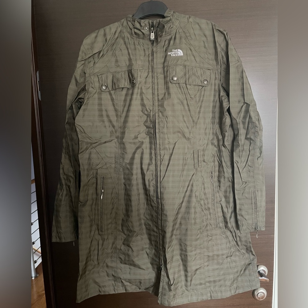 The North Face waterproof rain jacket/windbreaker used in very good conditions
